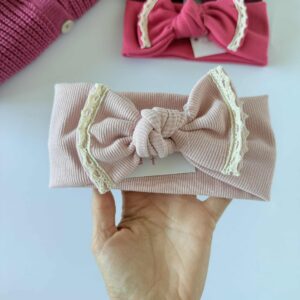 Opaska prążkowana z kokardą i koronką pudrowy róż