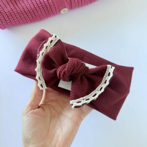 Opaska prążkowana z kokardą i koronką burgundowa