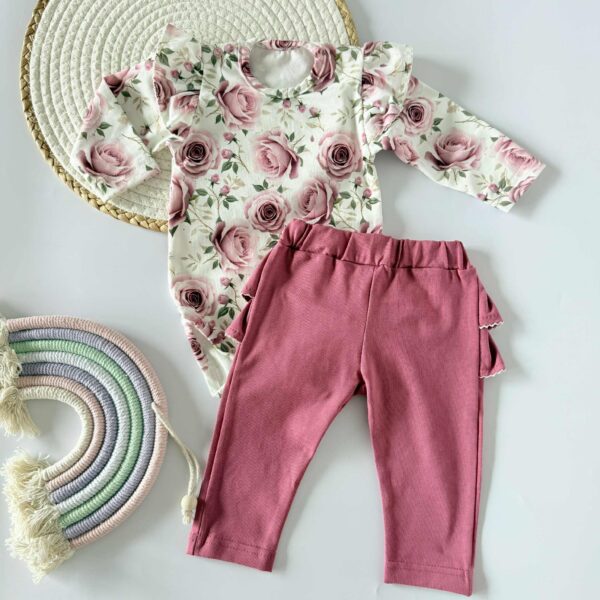 Komplet body i legginsy z falbanami na pupie ogród róż - obrazek 5