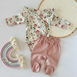 Komplet body kwiaty i półśpiochy pudrowy róż z kokradą