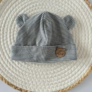 Czapka w czarne paseczki